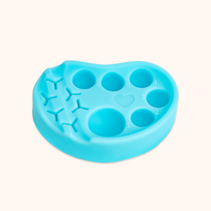 Reusable silicone lash lift palette with 6 glue wells and tool holders. Organizes perm lotion, fixer, glue and tools, ideal for professional lash perm and tint services.