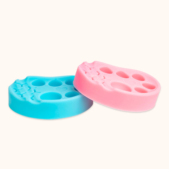 Reusable silicone lash lift palette with 6 glue wells and tool holders. Organizes perm lotion, fixer, glue and tools, ideal for professional lash perm and tint services.